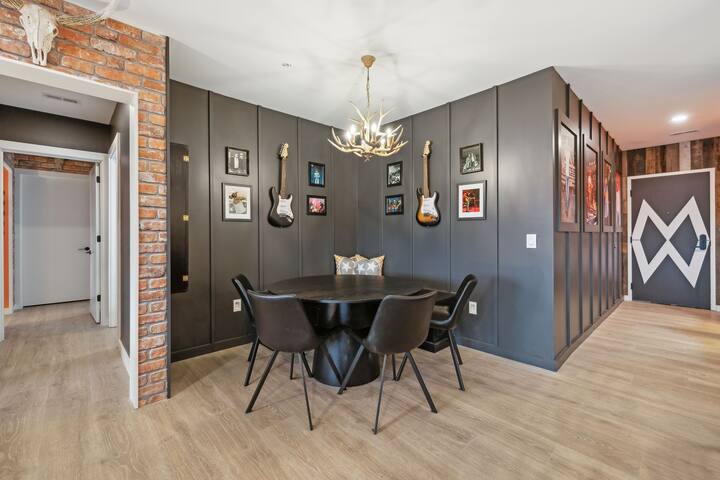 Whiskey Glasses-Walk To Broadway, Pool/Gym gallery image 4