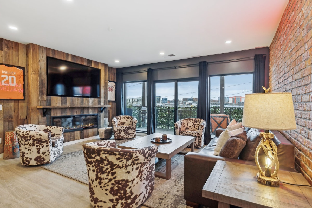 Whiskey Glasses-Walk To Broadway, Pool/Gym - Condominiums for Rent in  Nashville, Tennessee, United States - Airbnb