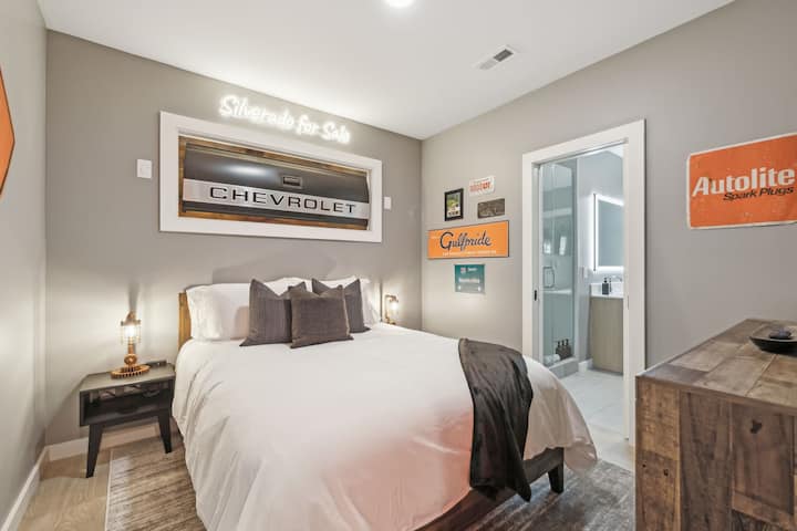 Silverado for Sale тематска спална соба со брачен кревет (широк 150-179 см), паметен телевизор и сопствена бања