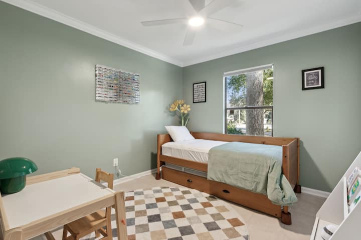 Двокреветна гостинска спална соба со двокреветна соба под двокреветна соба