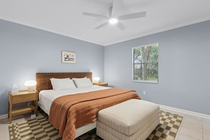 Главна спална соба со брачен кревет (широк 180-220 см)