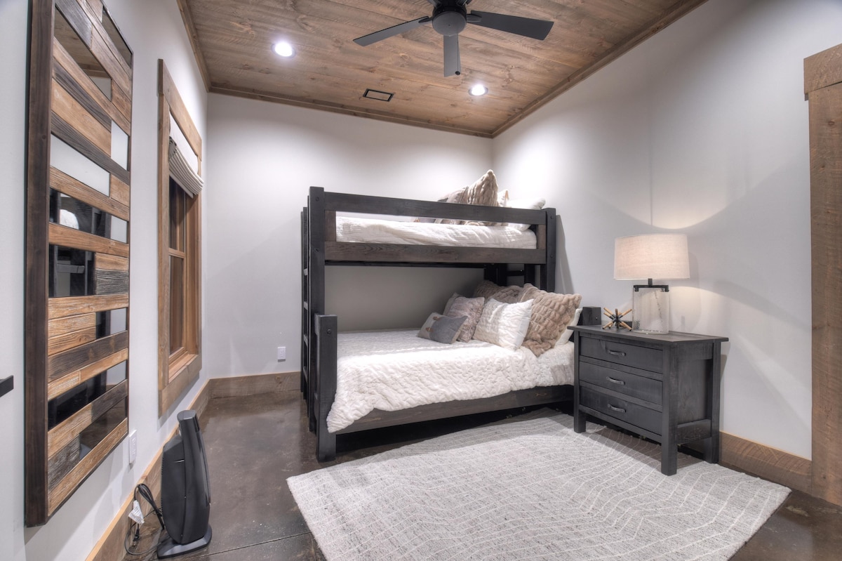 Спалня в рустикален стил с уютно двуетажно легло и дървени акценти.
