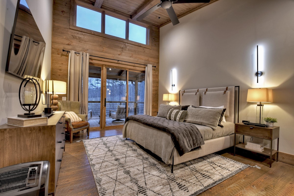 Спалня в рустик стил с сводест таван и директен достъп до верандата.