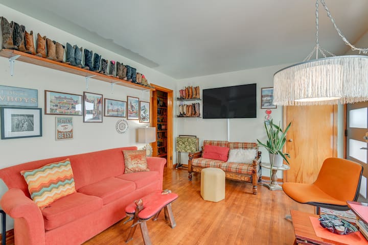 6 Mi to Downtown: 70s-Themed Home in Nashville! gallery image 5