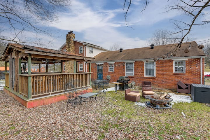 6 Mi to Downtown: 70s-Themed Home in Nashville! gallery image 3