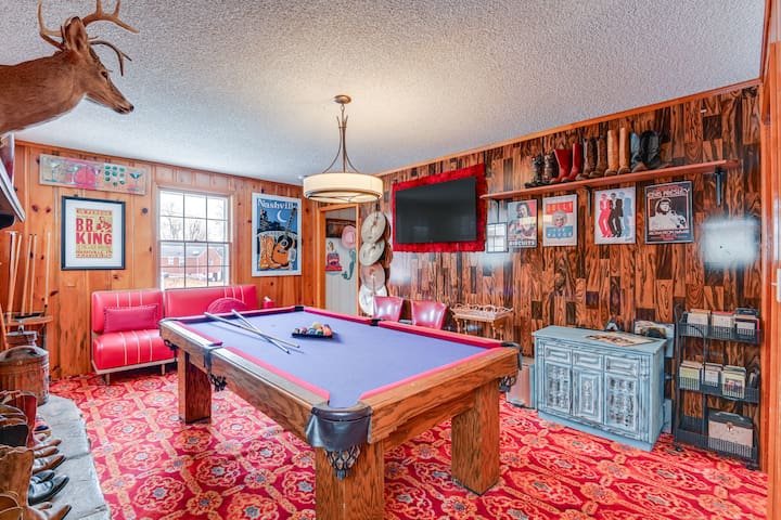 6 Mi to Downtown: 70s-Themed Home in Nashville!