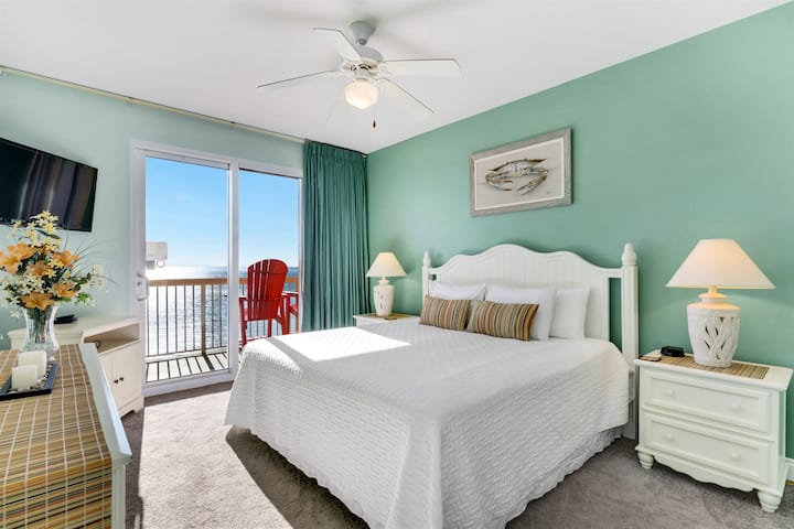 Ova mirna glavna spavaća soba ima veliki bračni krevet, TV s ravnim ekranom, kupaonicu i balkon s pogledom na zaljev koji oduzima dah.