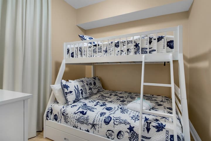 Treća spavaća soba – savršena za djecu ili dodatne goste, ova udobna treća spavaća soba ima dva kreveta na kat, što omogućuje fleksibilan raspored spavanja. Svijetla i vesela dekoracija.