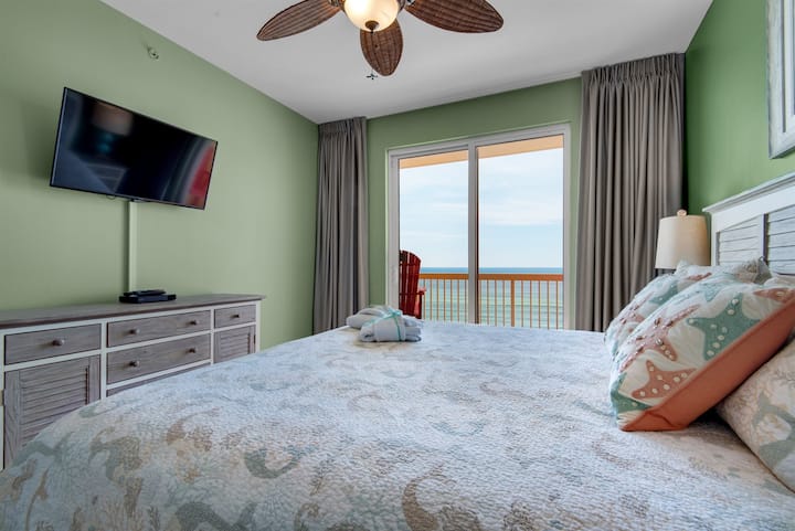 Primarna spavaća soba – mirno utočište s mekanim bračnim krevetom, televizorom ravnog ekrana, privatnim ulazom u kupaonicu i izravnim izlazom na balkon kako biste uživali u prekrasnom povjetarcu zaljeva.