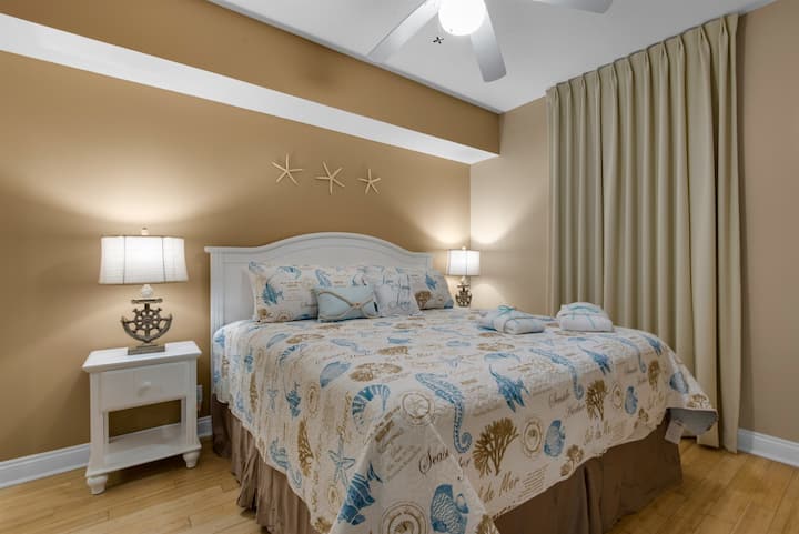 Druga spavaća soba – savršena za obitelj ili prijatelje, ova udobna druga spavaća soba ima bračni krevet, TV, privatni ulaz u kupaonicu i puno prostora za pohranu za dodatnu udobnost.