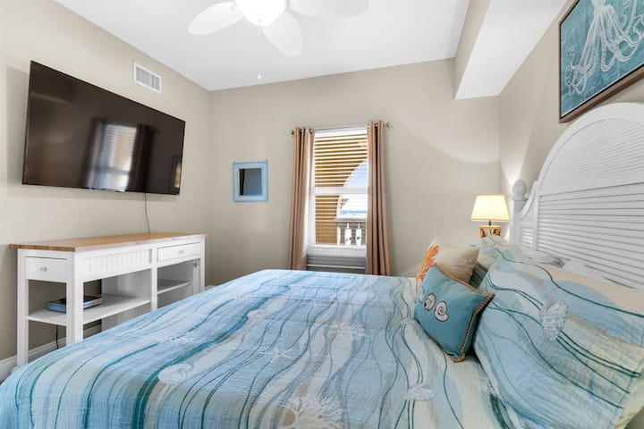 Chumba cha pili cha kulala - Chumba hiki cha kulala cha pili cha kupendeza kina kitanda cha kifalme, televisheni yenye skrini tambarare, ufikiaji wa bafu la kujitegemea na uhifadhi wa kutosha, kwa ajili ya ukaaji wa kupumzika.