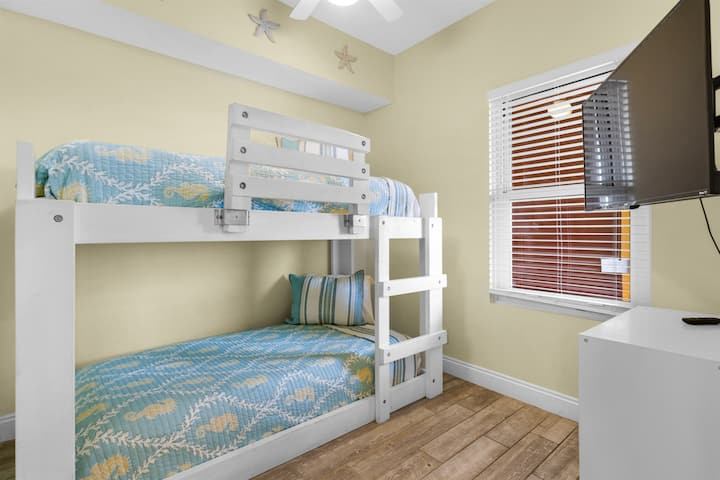 Chumba cha tatu cha kulala - Likizo ya kufurahisha kwa watoto wadogo au marafiki, chumba hiki cha kulala cha tatu kina maghorofa mawili, televisheni na nafasi ya kutosha ya kupumzika.