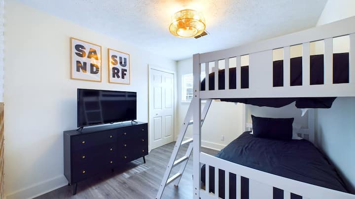 Este quarto dispõe de beliches individuais para uma estadia divertida e acolhedora. Desfrute de uma TV para entretenimento, um jogo de parede Connect Four, um armário para armazenamento e um porta-malas para facilitar o acesso às suas malas. Um espaço lúdico e funcional para conforto e diversão