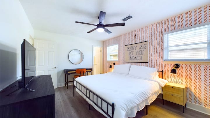 Relaxe no elegante quarto principal com uma cama king size, lençóis de alta qualidade e um banheiro espaçoso para privacidade. Desfrute de amplo espaço no armário, um porta-malas, uma escrivaninha versátil e uma TV para relaxar após um dia de exploração.