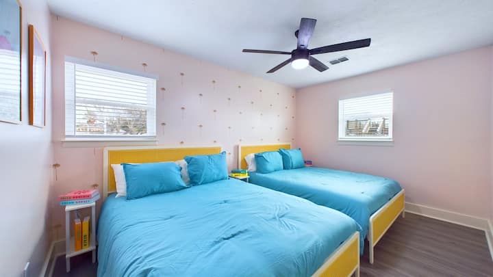 Brilhante e convidativo, este quarto possui duas camas queen aconchegantes com cores vibrantes, criando uma atmosfera alegre. Oferece amplo espaço no armário, bagageiros para fácil acesso e é perfeito para grupos ou famílias.