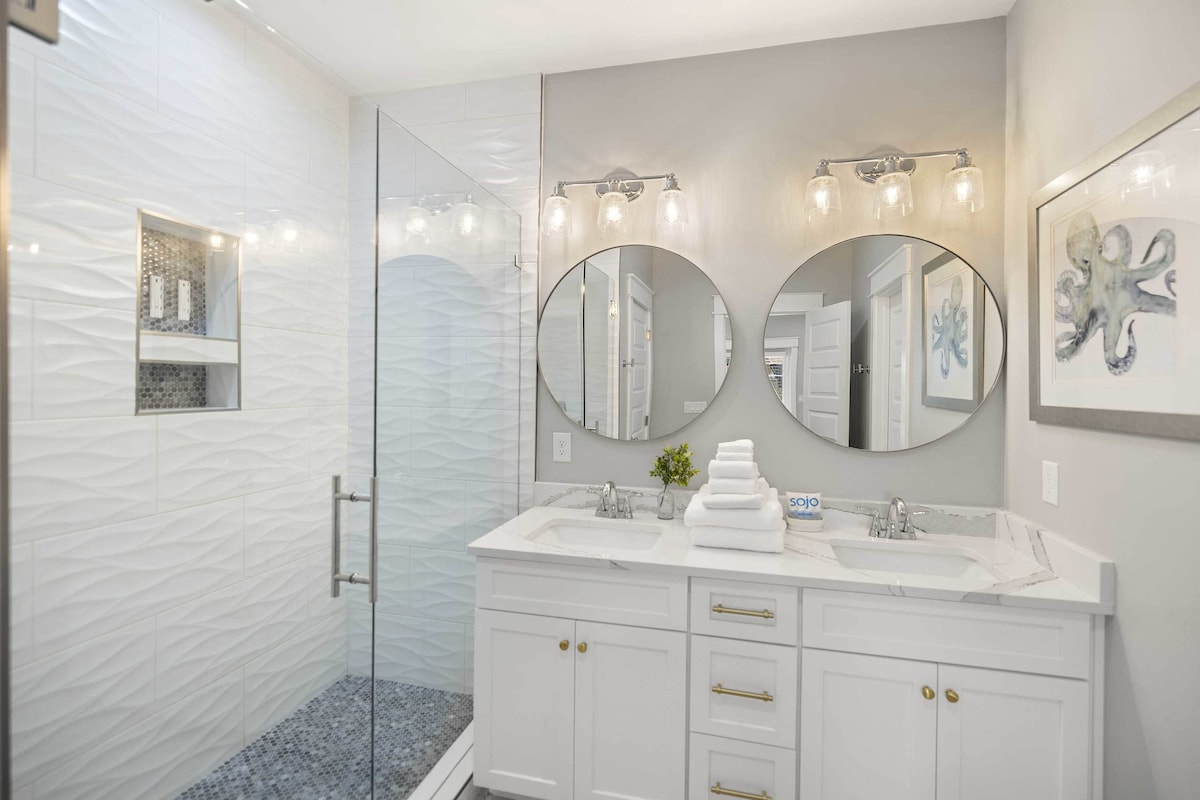 Bathroom 4: En-suite bathroom, second floor