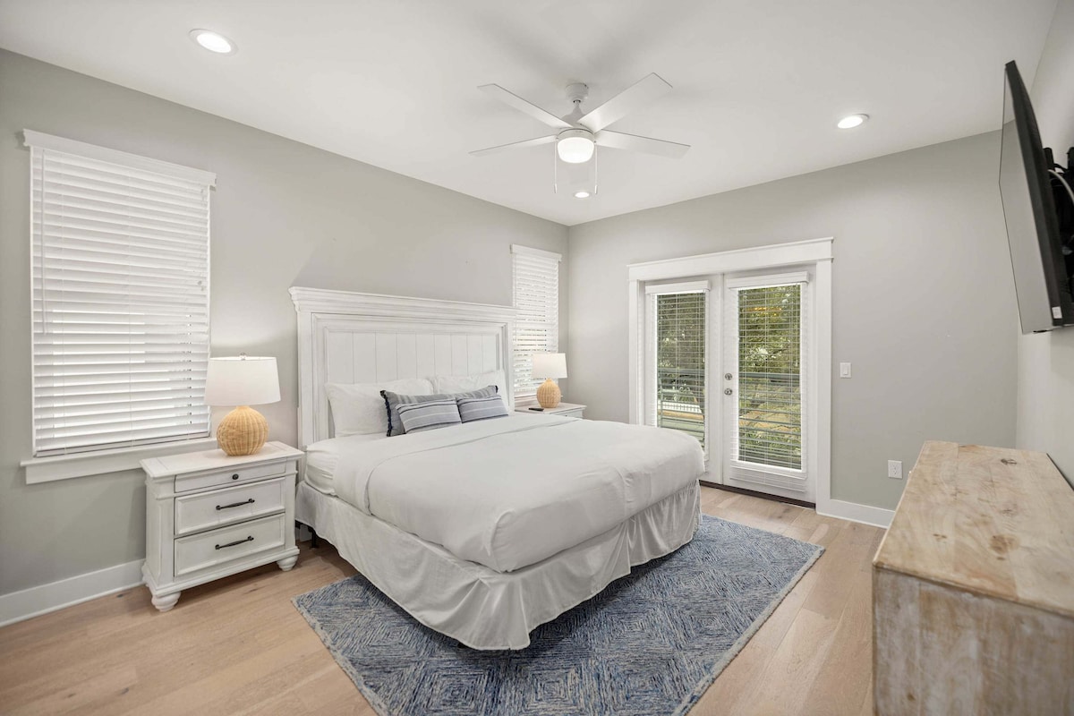 Bedroom 3: King bed, en-suite bathroom, second floor, balcony access, Smart TV w/ advanced cable