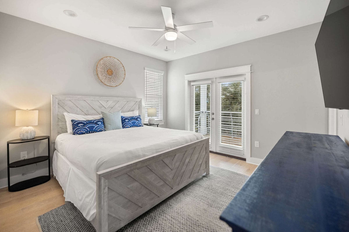 Bedroom 5: King bed, en-suite bathroom, second floor, balcony access, Smart TV w/ advanced cable