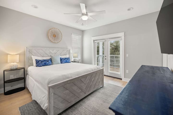 Yataq otağı 5: Kral çarpayısı, geniş hamam otağı, ikinci mərtəbə, balkona giriş, Ağıllı TV w/ qabaqcıl kabel