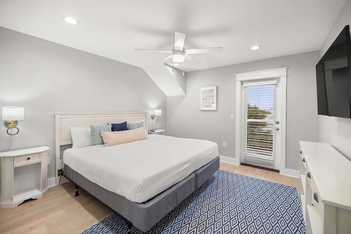 Yataq otağı 7:  Kral çarpayısı, Cek və Cil hamam otağı, üçüncü mərtəbə, balkona giriş, Smart TV w/ qabaqcıl kabel