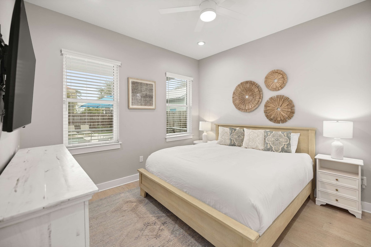 Bedroom 2: King bed, en-suite bathroom, main floor, Smart TV