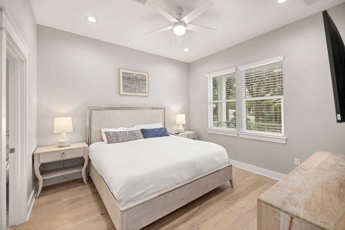 Bedroom 1: King bed, en-suite bathroom, main floor, Smart TV w/ advanced cable