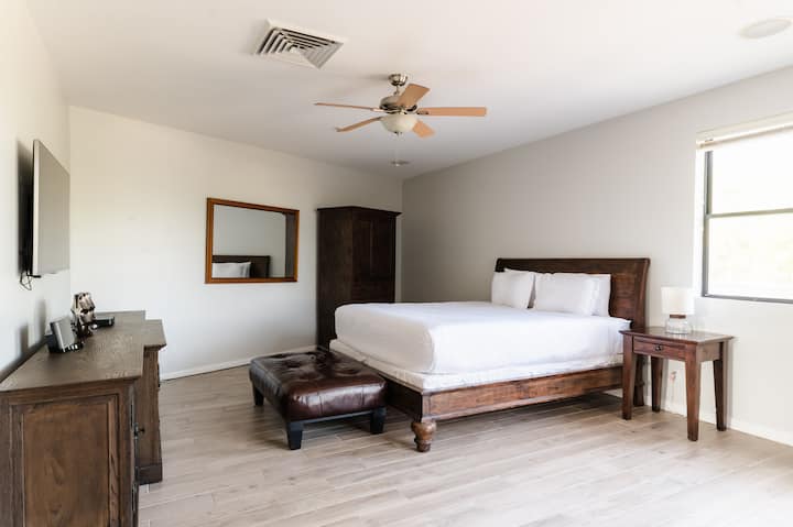 La chambre principale dispose d'un lit king et d'une salle de bain attenante.