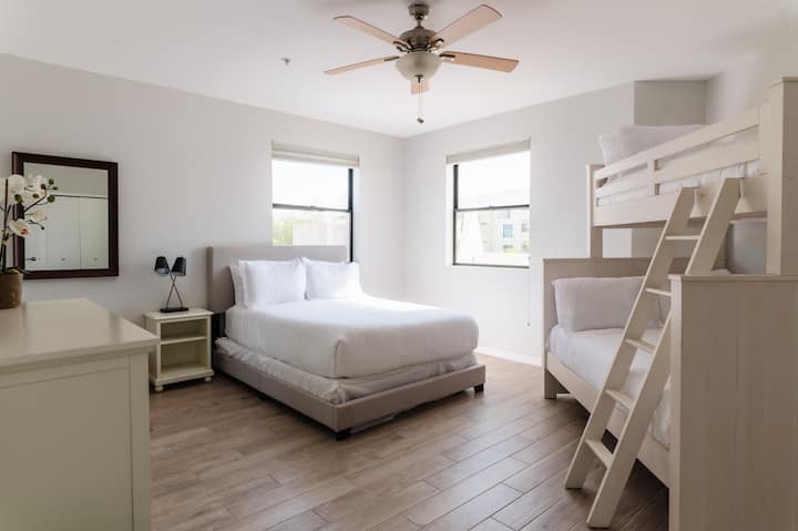 La chambre 3 dispose d'un lit Queen et d'un lit double superposé.