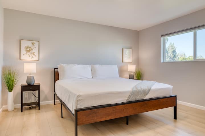 La chambre principale dispose d'un lit king size, d'une salle de bain attenante et d'une grande armoire.