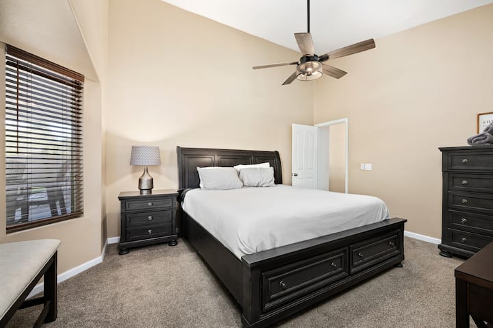 Hlavná spálňa má manželskú posteľ, televízor a vlastnú kúpeľňu.