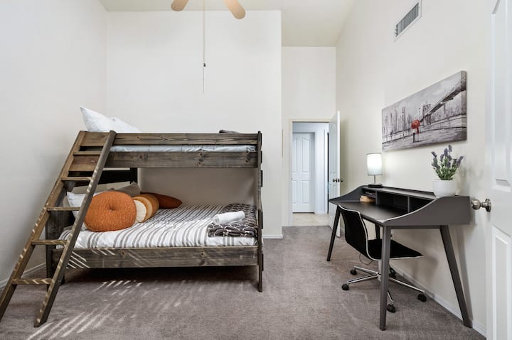 Spálňa 4 má dvojlôžkovú posteľ s poschodovou posteľou.