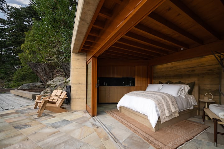 Rauhallinen ulkomakuuhuone, jossa on katettu patio ja oleskelutila.