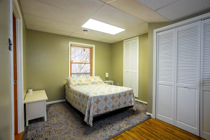 ห้องนอนที่เงียบสงบและสะดวกสบายด้วยโทนสีเขียวอ่อนพื้นที่ตู้เสื้อผ้าที่กว้างขวางและบรรยากาศที่ผ่อนคลายสำหรับการนอนหลับพักผ่อน