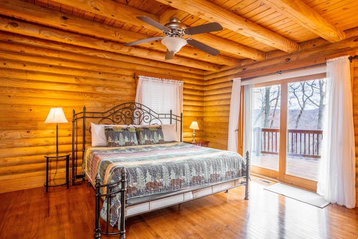 ผ่อนคลายในห้องนอนที่เงียบสงบด้วยเตียงเหล็กดัดบรรยากาศร่มรื่นและเข้าถึงดาดฟ้าได้โดยตรงเพื่อดื่มกาแฟยามเช้าหรือดูดาว