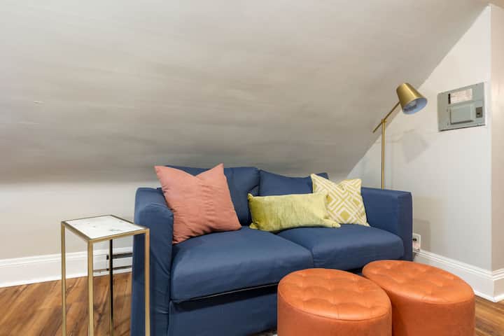 Cozy Attic Studio | Perfect For Work & Travel - Cleveland