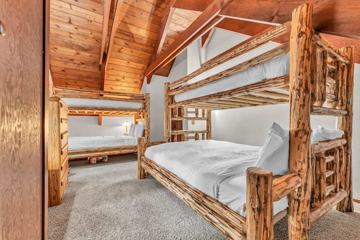 غرفة النوم 3: سرير مزدوج وسرير مزدوج، طابق علوي، خزانة ملابس، خزانة ملابس، خزانة ملابس، تلفزيون ذكي