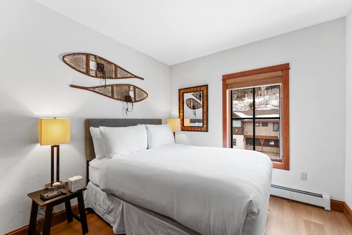 Гостинска спална соба со брачен кревет (широк 150-179 см) и телевизор со рамен екран. 