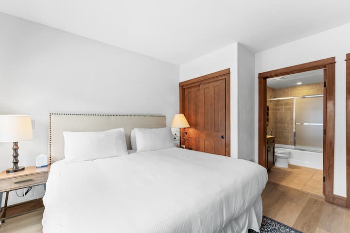 Примарна спална соба со брачен кревет (широк 150-179 см), телевизор со рамен екран и сопствена бања. 