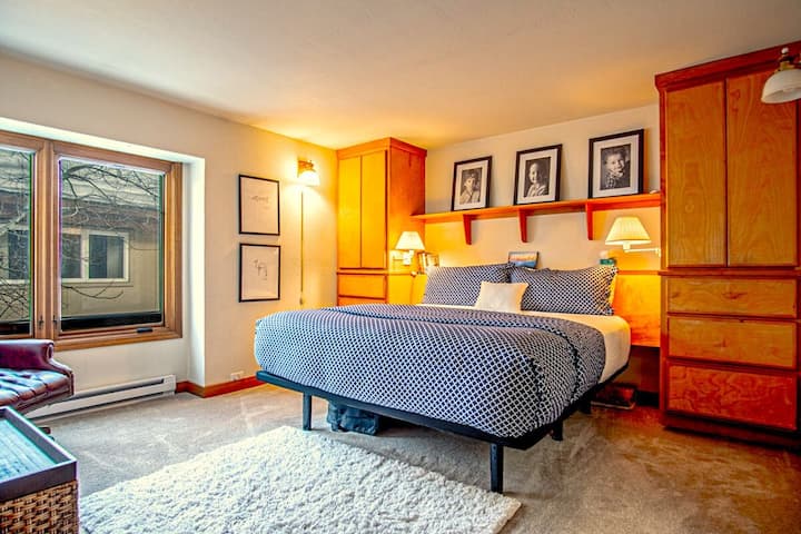Dhomë gjumi kryesore me krevat dopio "king", shtroja të stilit hotel dhe gjysmë banjë ngjitur