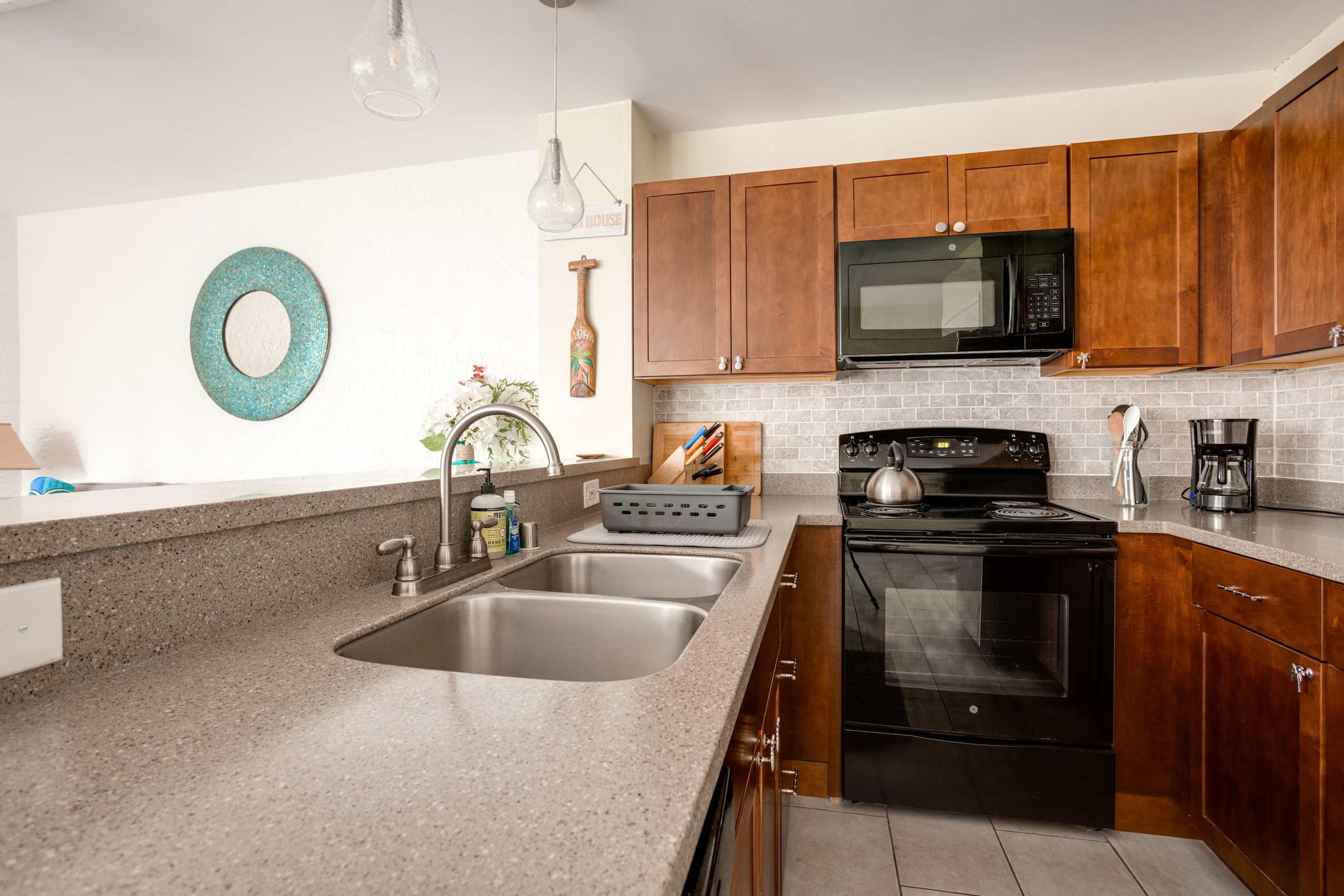 Condo in Kailua-Kona · ★4.74 · 1 bedroom · 2 beds · 1 bath - Image 5