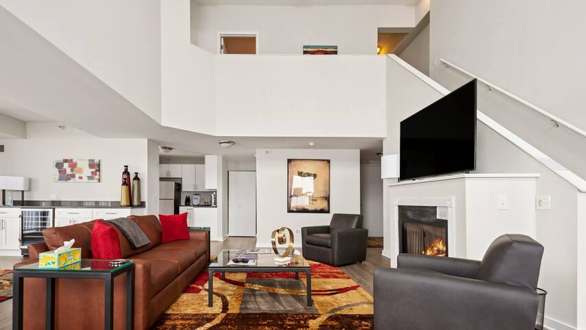 Stunning Views! New Penthouse w/ Pool & Fireplace gallery image 5