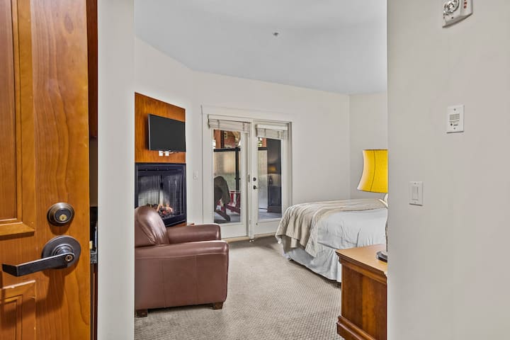 Slaapkamer 2, kant B, deur sluit naar rest van appartement