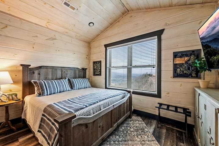 Елегантна спалня с двойно легло king size на горния етаж със спираща дъха гледка към планината