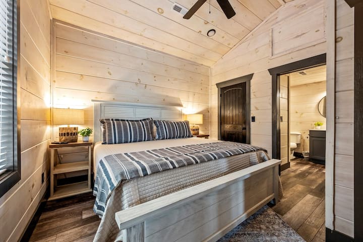 Спокойна спалня с двойно легло king size на горния етаж с панорамен изглед към планината!