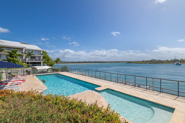 Absolute Waterfront apartment mins from Hastings