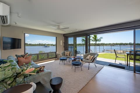 Popular Airbnb listing: Absolute Waterfront apartment mins from Hastings in Noosa Shire