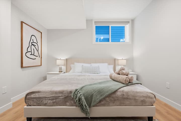 Dormitorio principal con un televisor inteligente de 50pulgadas, toallas suaves, sábanas y un acogedor colchón.