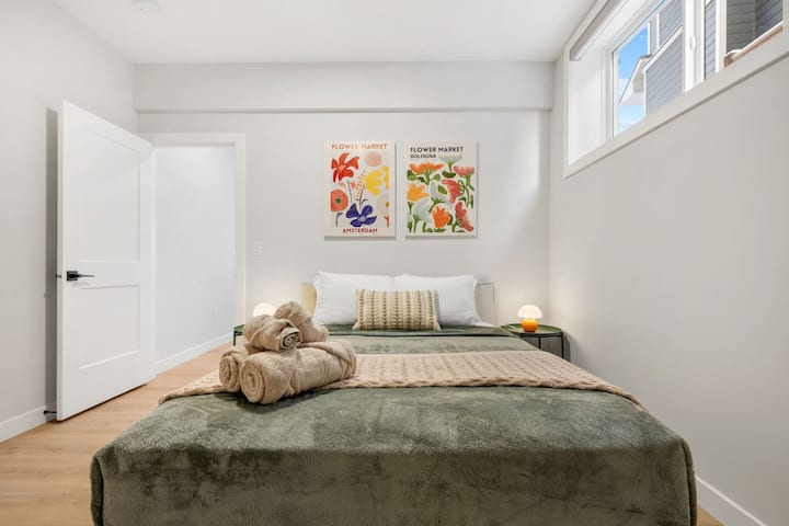 Dormitorio queen con colchón mediano y firme y lámparas nocturnas de mal humor extra acogedoras.