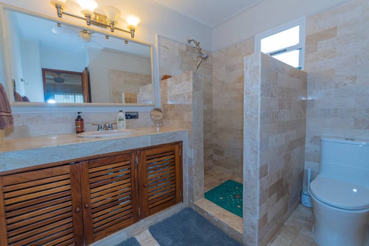 מקלחת בחדר השינה הראשי