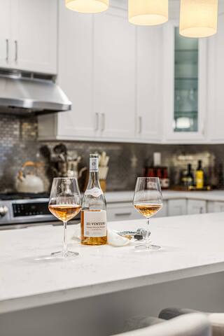 Stylish 3BR Designer Home in Harlem! gallery image 4